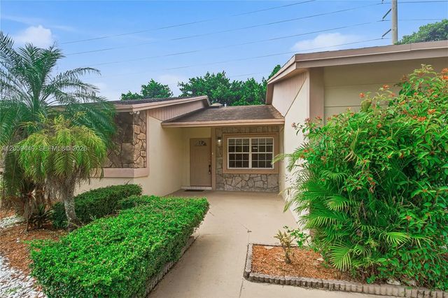 2 of 29 - 1605 N Bluebird Lane, Homestead, FL