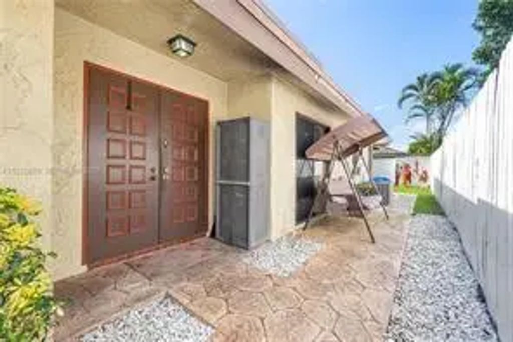 7433 Sw 13th Street Sw, North Lauderdale