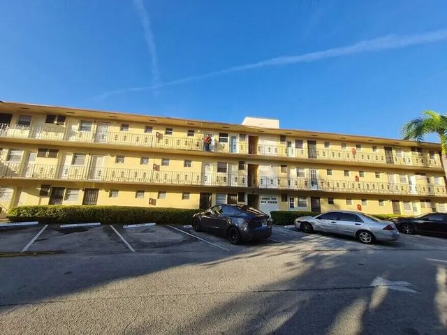 2820 Ne 201st Terrace #f106, Aventura