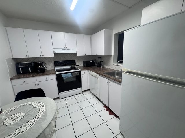 5 of 15 - 2830 Somerset Drive #104n, Lauderdale Lakes, FL