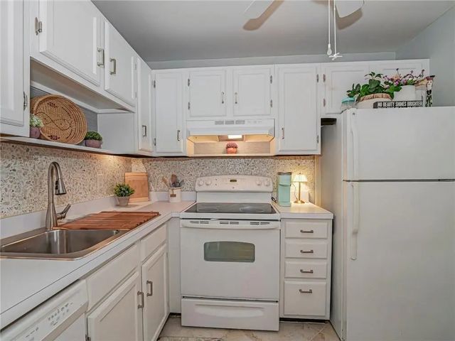 3 of 36 - 75 Royal Oak Court #204, Vero Beach, FL