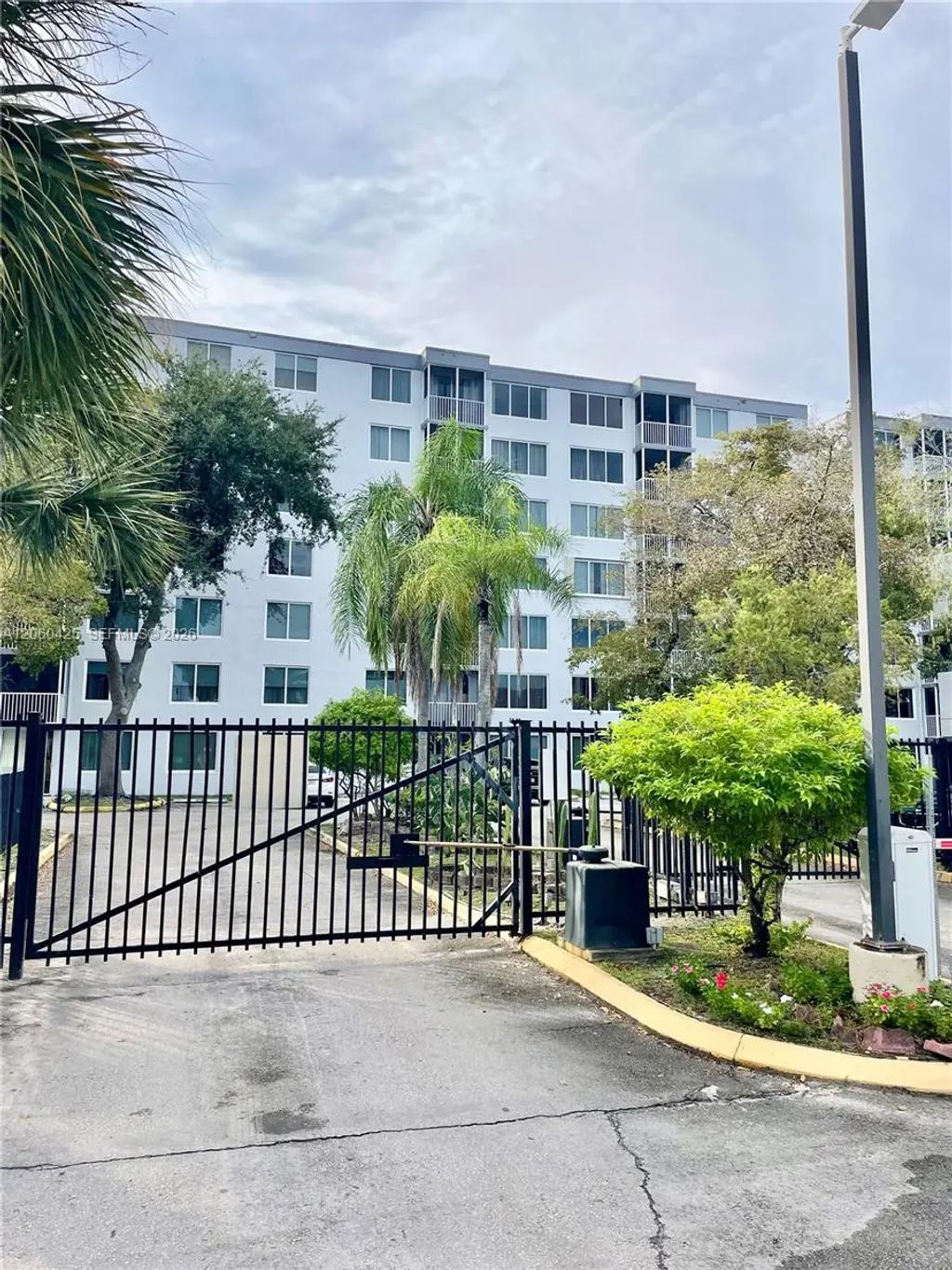 17890 W Dixie Highway #203, North Miami Beach