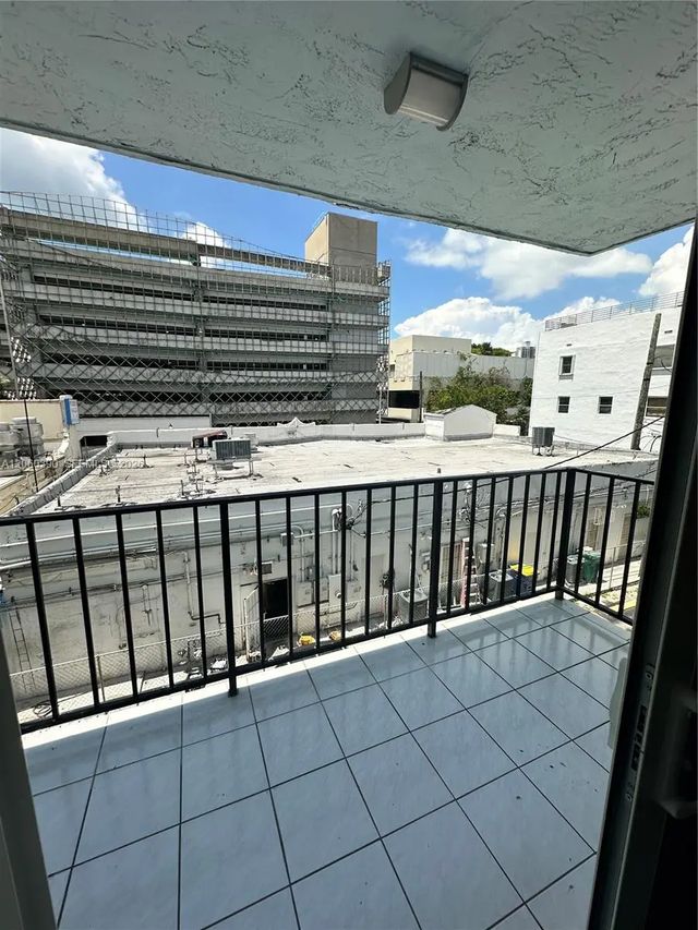 3 of 49 - 720 Collins Avenue #309, Miami Beach, FL