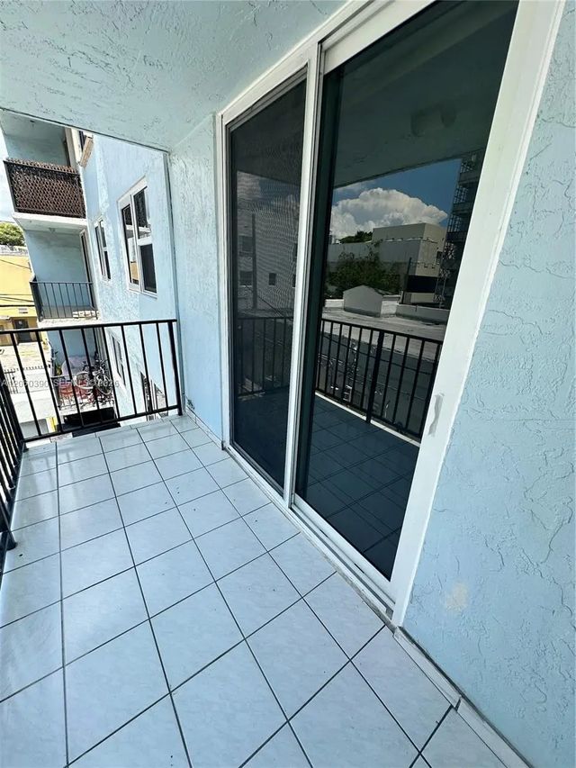 4 of 49 - 720 Collins Avenue #309, Miami Beach, FL