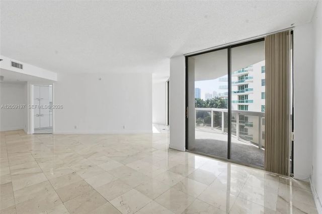 4 of 23 - 20185 E Country Club Drive #502, Aventura, FL