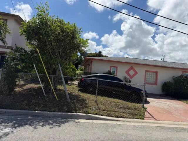 5 of 6 - 1585 W 36th Street, West Palm Beach, FL