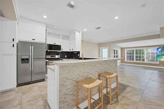 4 of 21 - 818 Ne 3rd Street, Hallandale Beach, FL