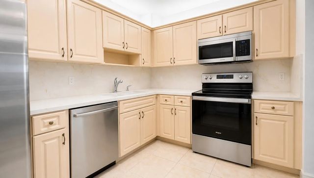 3 of 21 - 4001 Hillcrest Drive #705, Hollywood, FL