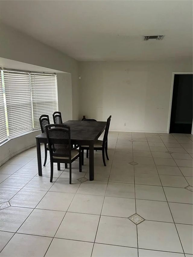 4 of 28 - 3700 Nw 25th Street, Lauderdale Lakes, FL