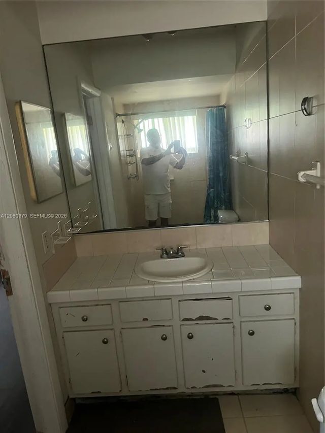 5 of 28 - 3700 Nw 25th Street, Lauderdale Lakes, FL