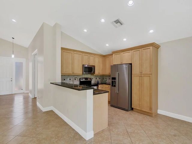5 of 37 - 1975 Grey Falcon Circle Sw, Vero Beach, FL