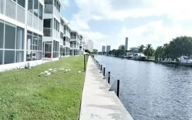 465 Paradise Isle Boulevard #307, Hallandale Beach