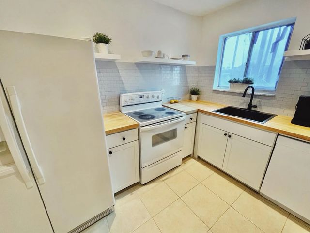 3 of 11 - 1410 S Federal Highway #205, Lake Worth Beach, FL