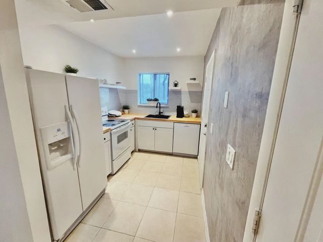 4 of 11 - 1410 S Federal Highway #205, Lake Worth Beach, FL