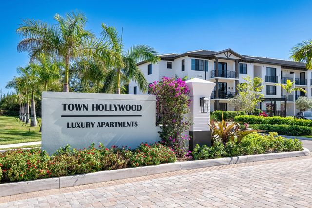 2000 Stirling Road #3-101, Hollywood