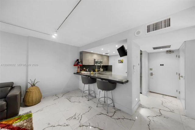 4 of 27 - 465 Ocean Drive #303, Miami Beach, FL