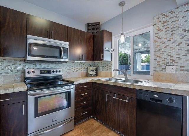 4 of 23 - 4260 Ne 1st Terrace, Oakland Park, FL