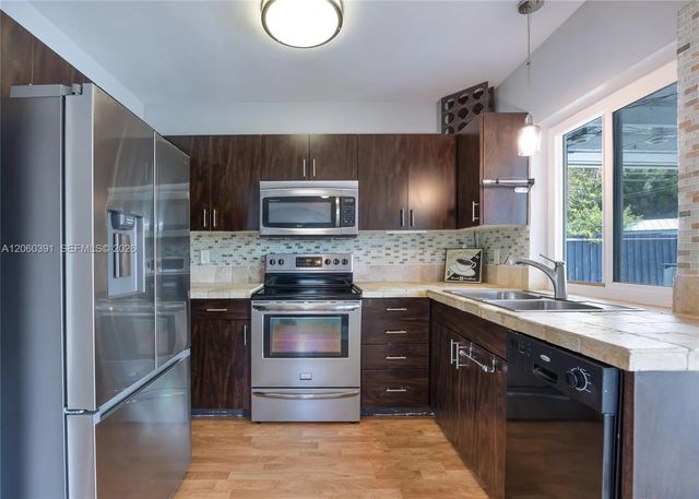 5 of 23 - 4260 Ne 1st Terrace, Oakland Park, FL