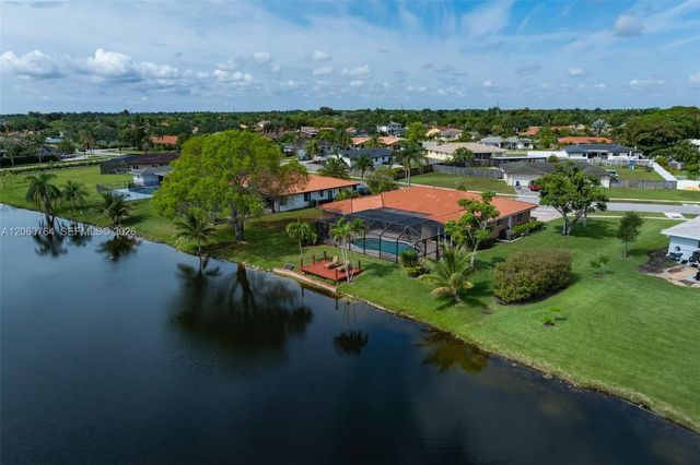 424 Sailboat Circle, Weston