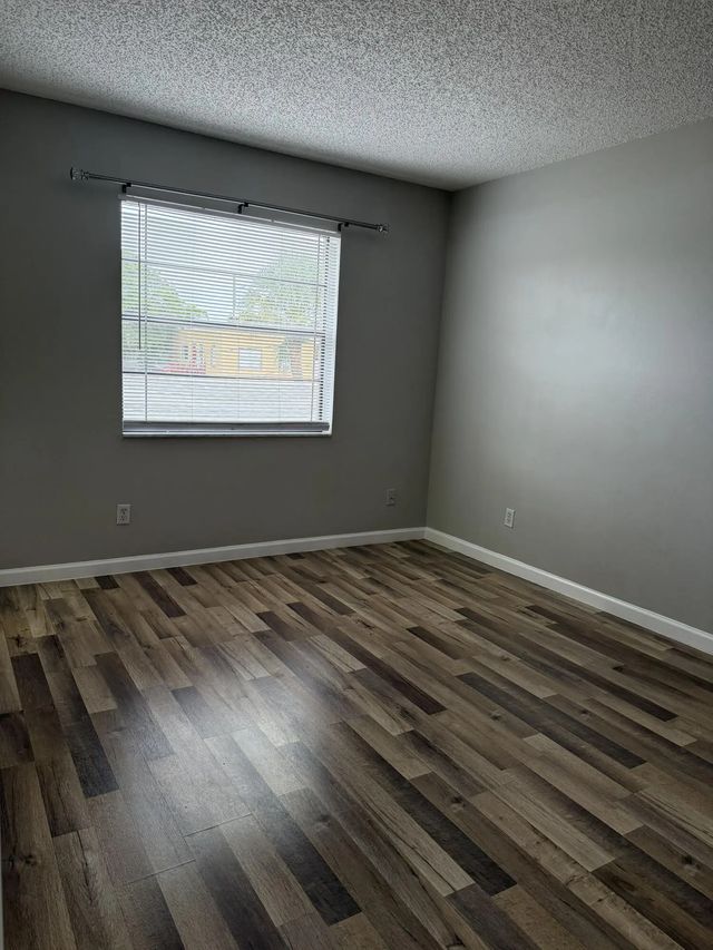 4 of 8 - 1409 Lake Avenue #6, Lake Worth Beach, FL