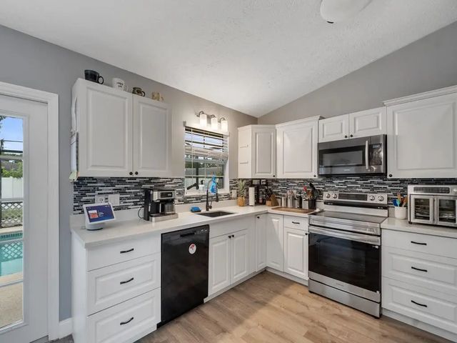 4 of 25 - 261 Se Wallace Terrace, Port St. Lucie, FL