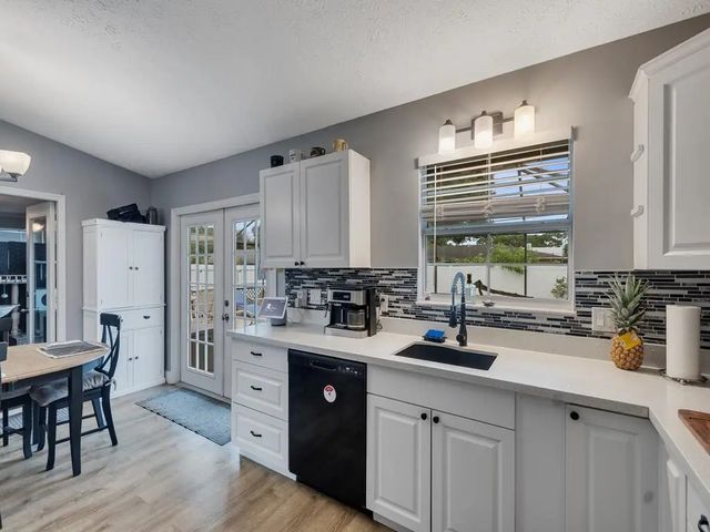 5 of 25 - 261 Se Wallace Terrace, Port St. Lucie, FL