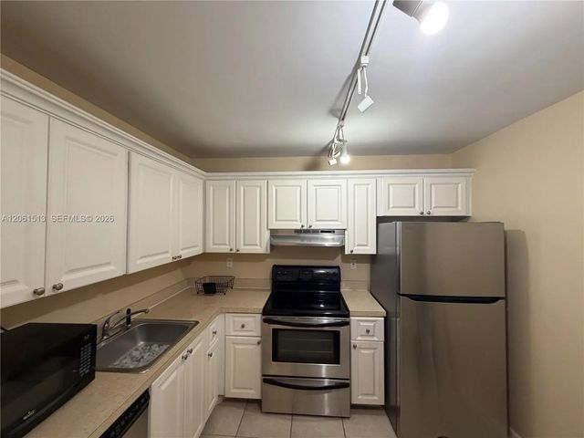 4 of 19 - 711 N Pine Island Road #121, Plantation, FL