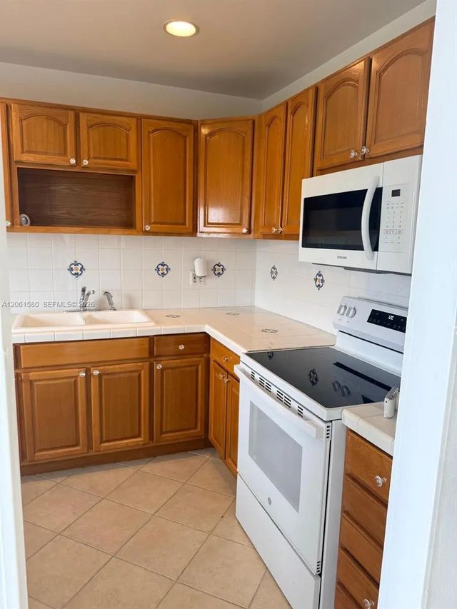 4 of 14 - 2200 Park Lane #311, Hollywood, FL