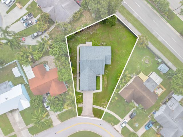 2 of 29 - 119 Lakeside Circle, Jupiter, FL