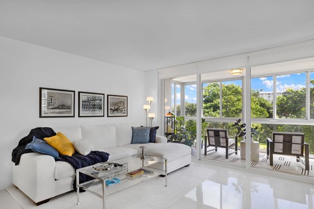 3930 Oaks Clubhouse Drive #401, Pompano Beach