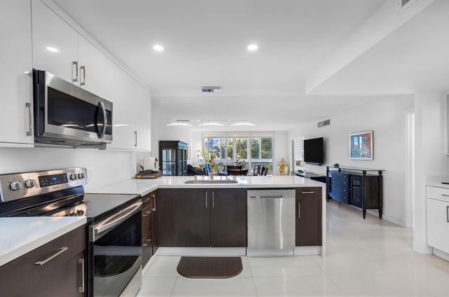 4 of 26 - 3930 Oaks Clubhouse Drive #401, Pompano Beach, FL
