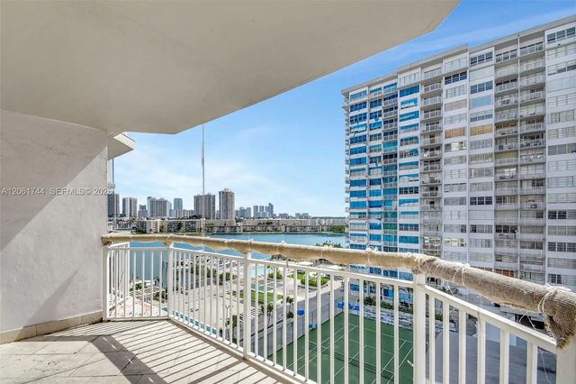 4 of 25 - 18051 Biscayne Boulevard #801, Aventura, FL