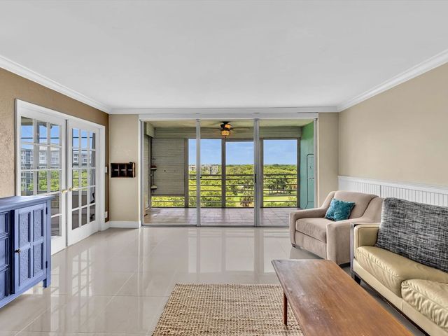 605 Oaks Drive #810, Pompano Beach