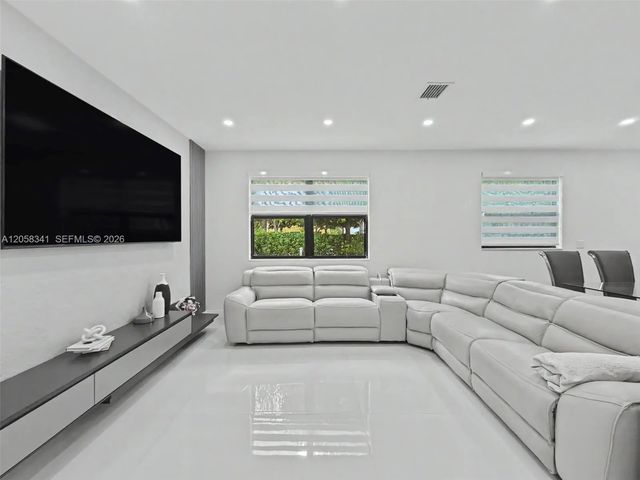 5 of 22 - 589 Se 35th Terrace, Homestead, FL