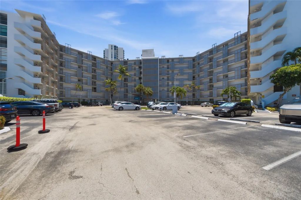 3401 N Country Club Drive #804, Aventura