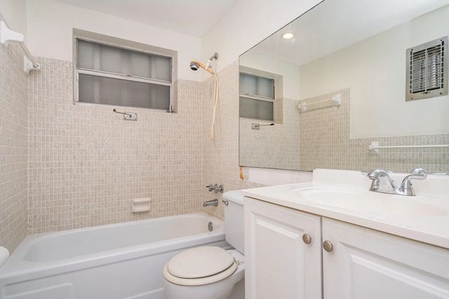 5 of 19 - 1330 Nw 43rd Avenue #202, Lauderhill, FL