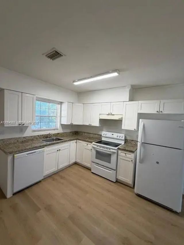 3 of 13 - 374 Ne 171 Street, North Miami Beach, FL