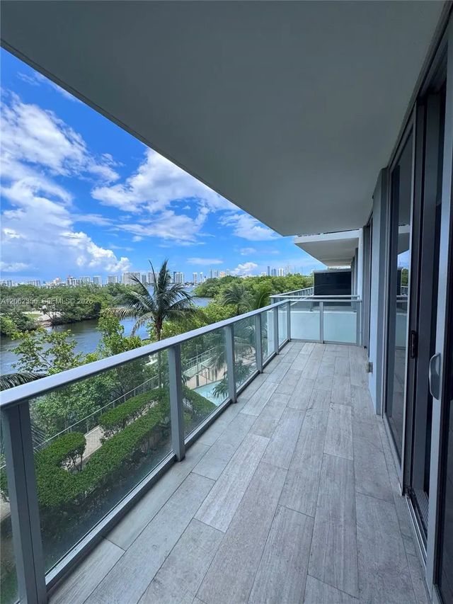 16385 Biscayne Boulevard #305, North Miami Beach