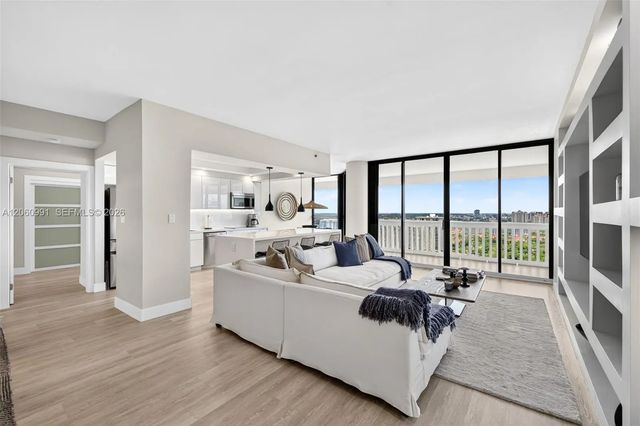 2000 Island Boulevard #3010, Aventura