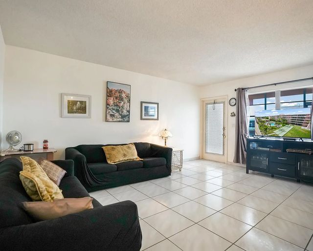 3 of 28 - 180 Ne 12th Avenue #15e, Hallandale Beach, FL