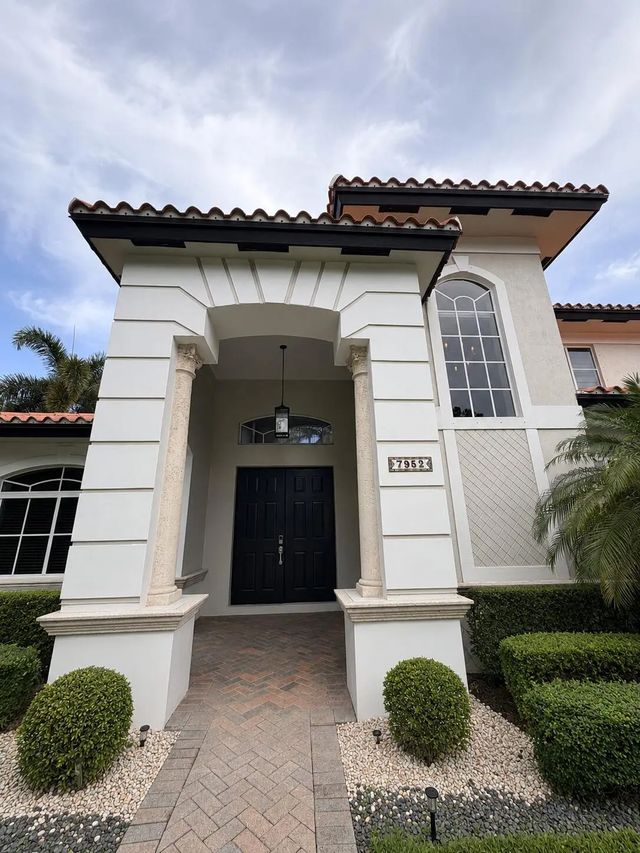 7952 Nw 161st Terrace, Miami Lakes