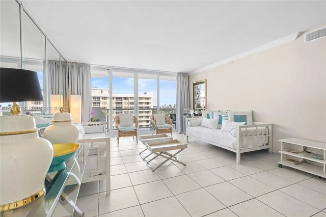 4 of 38 - 5601 Collins Avenue #1515, Miami Beach, FL