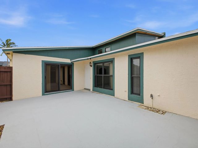 3 of 32 - 1110 Manor Drive, Palm Springs, FL