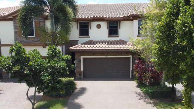 807 E Village Circle, Davie