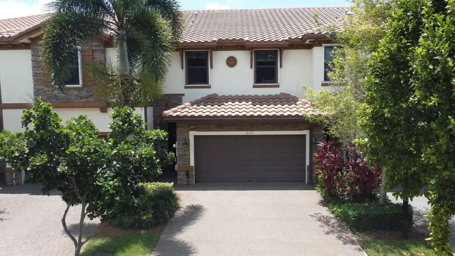 807 E Village Circle, Davie