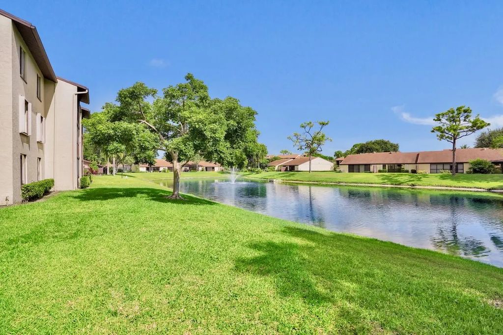 608 Sea Pine Way #e2, Greenacres