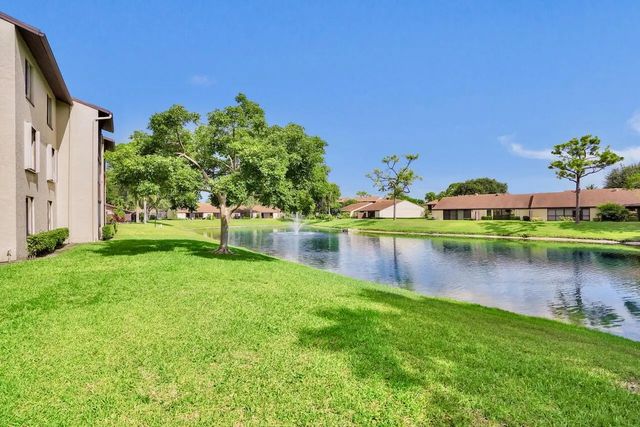 608 Sea Pine Way #e2, Greenacres