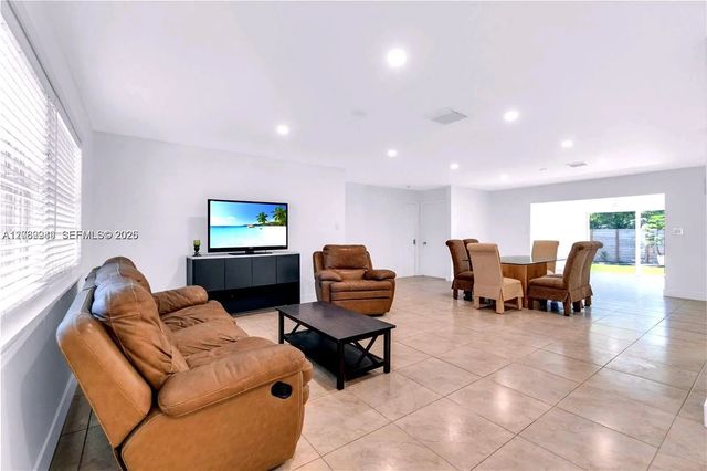 3 of 33 - 806 Ne 4th Street, Hallandale Beach, FL