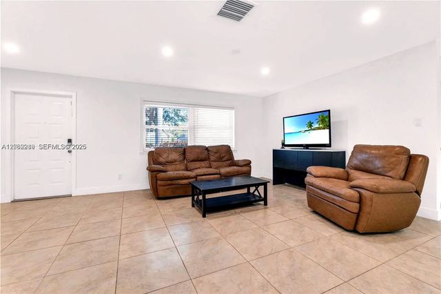 5 of 33 - 806 Ne 4th Street, Hallandale Beach, FL