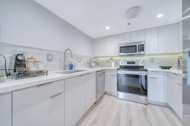 4 of 37 - 1650 Coral Way #510, Miami, FL